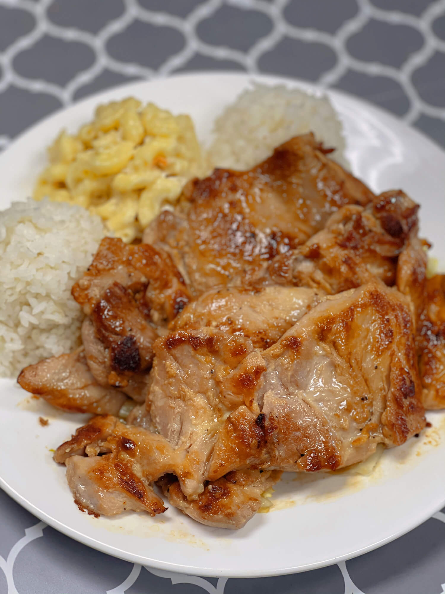 Aloha-Hawaiian-BBQ-&-Sushi-Asian-Fusion-restaurant-Grilled-Chicken-With-Rice-Baldwin-Park Grilled chicken pieces served with rice and macaroni salad at Aloha Hawaiian BBQ & Sushi, a Asian Fusion restaurant in Baldwin Park